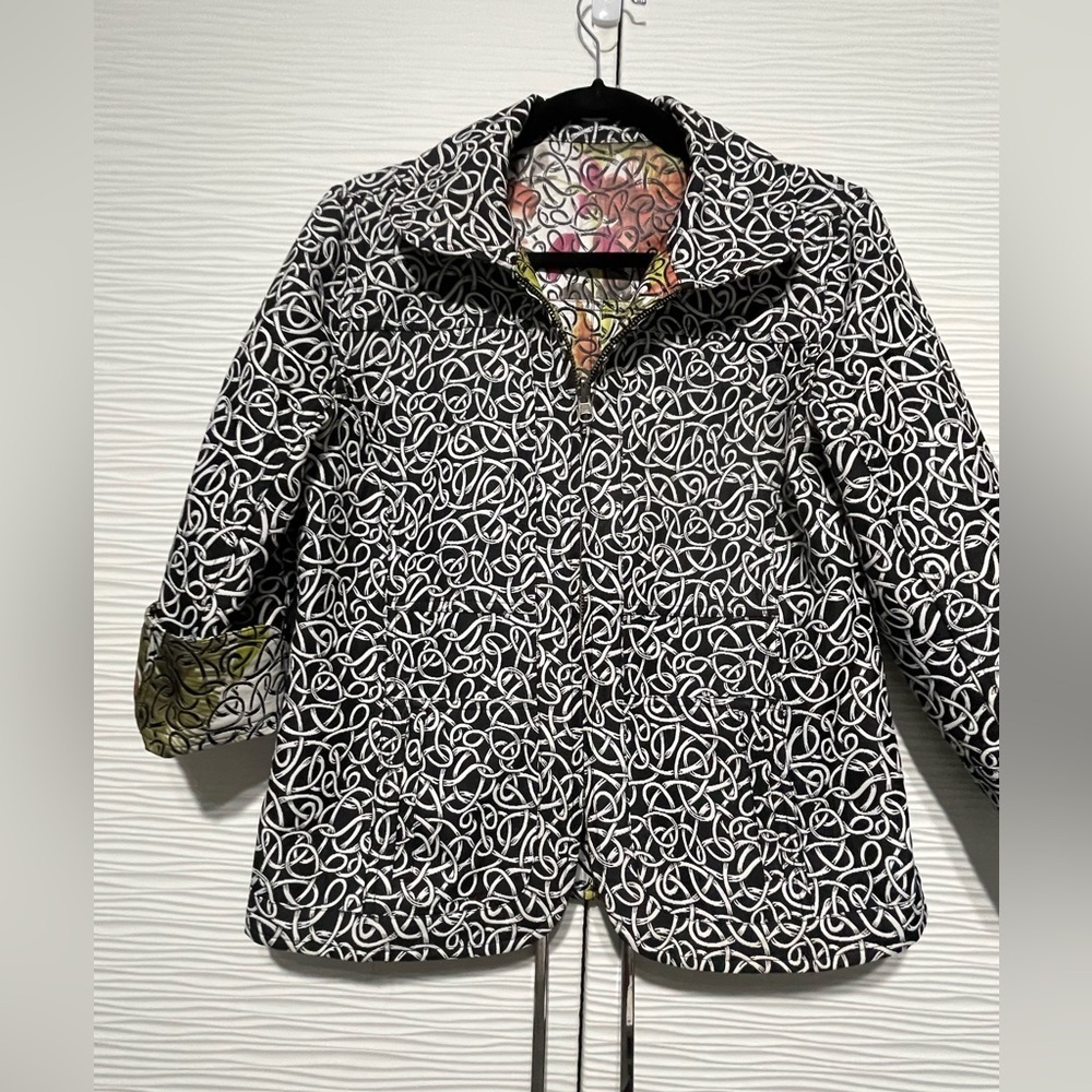 CHICOS SIZE S REVERSIBLE JCKT BLACK & WHITE SWIRL ONE SIDE & PINK & GREENREVERSE